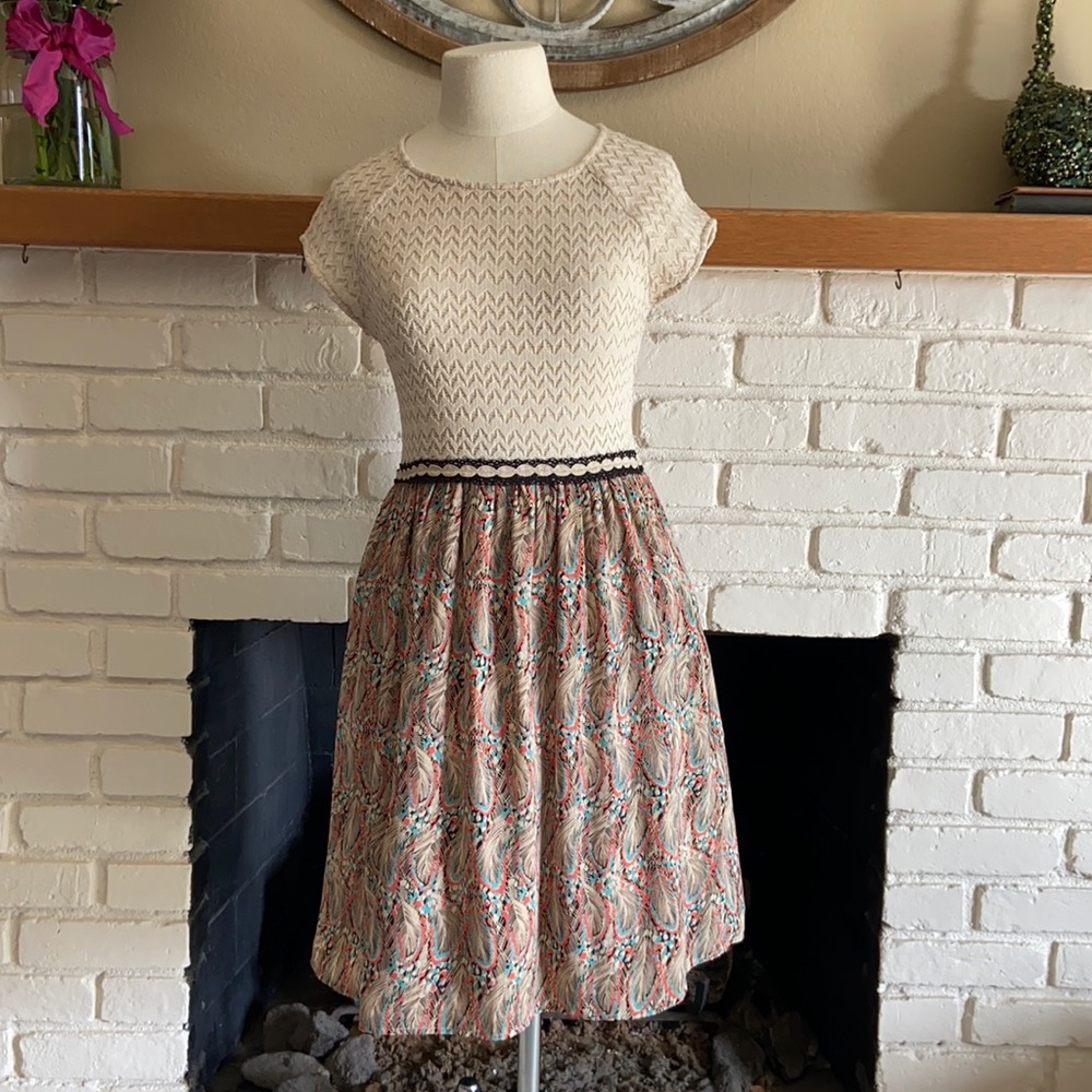 Anthropologie A-Line Short Sleeve Knee Length Dress Cream & Feather Print